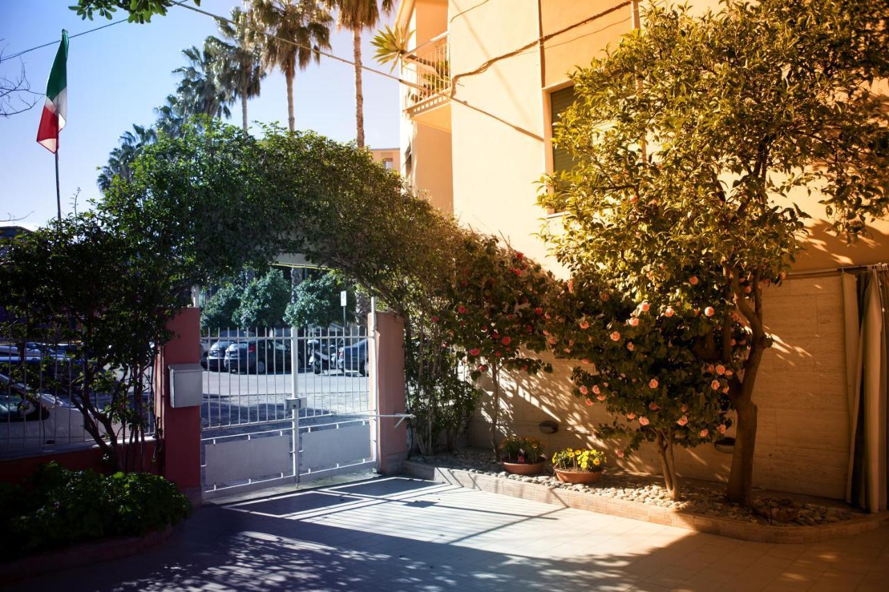Hotel Della Piazzetta Varazze Bagian luar foto