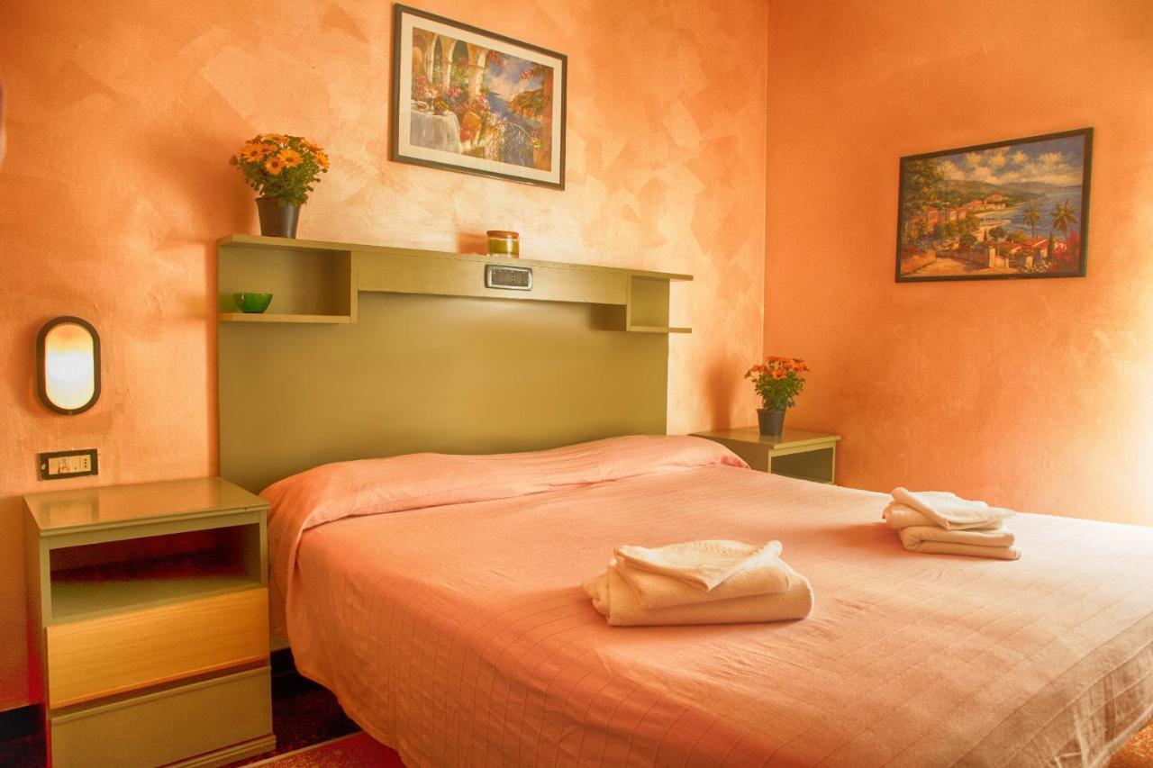 Hotel Della Piazzetta Varazze Bagian luar foto