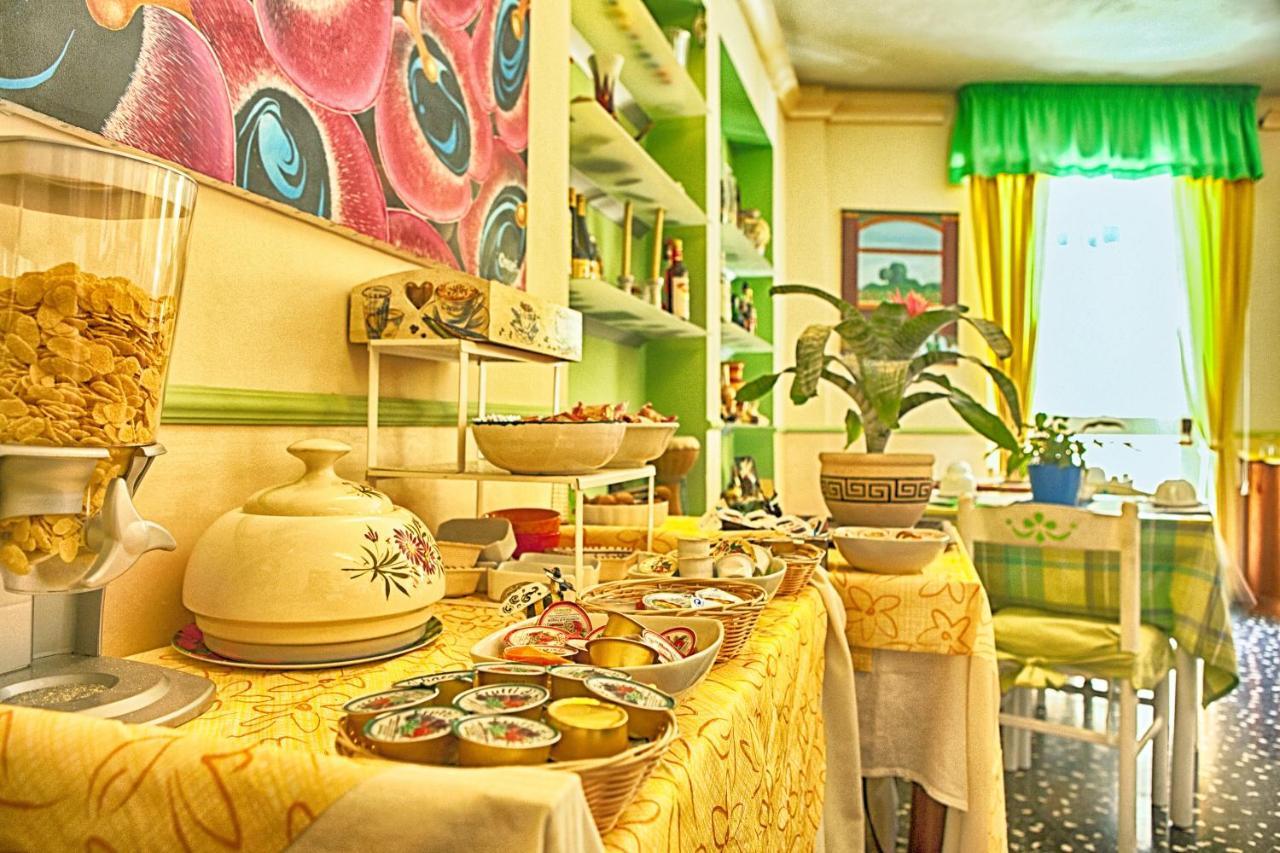 Hotel Della Piazzetta Varazze Bagian luar foto