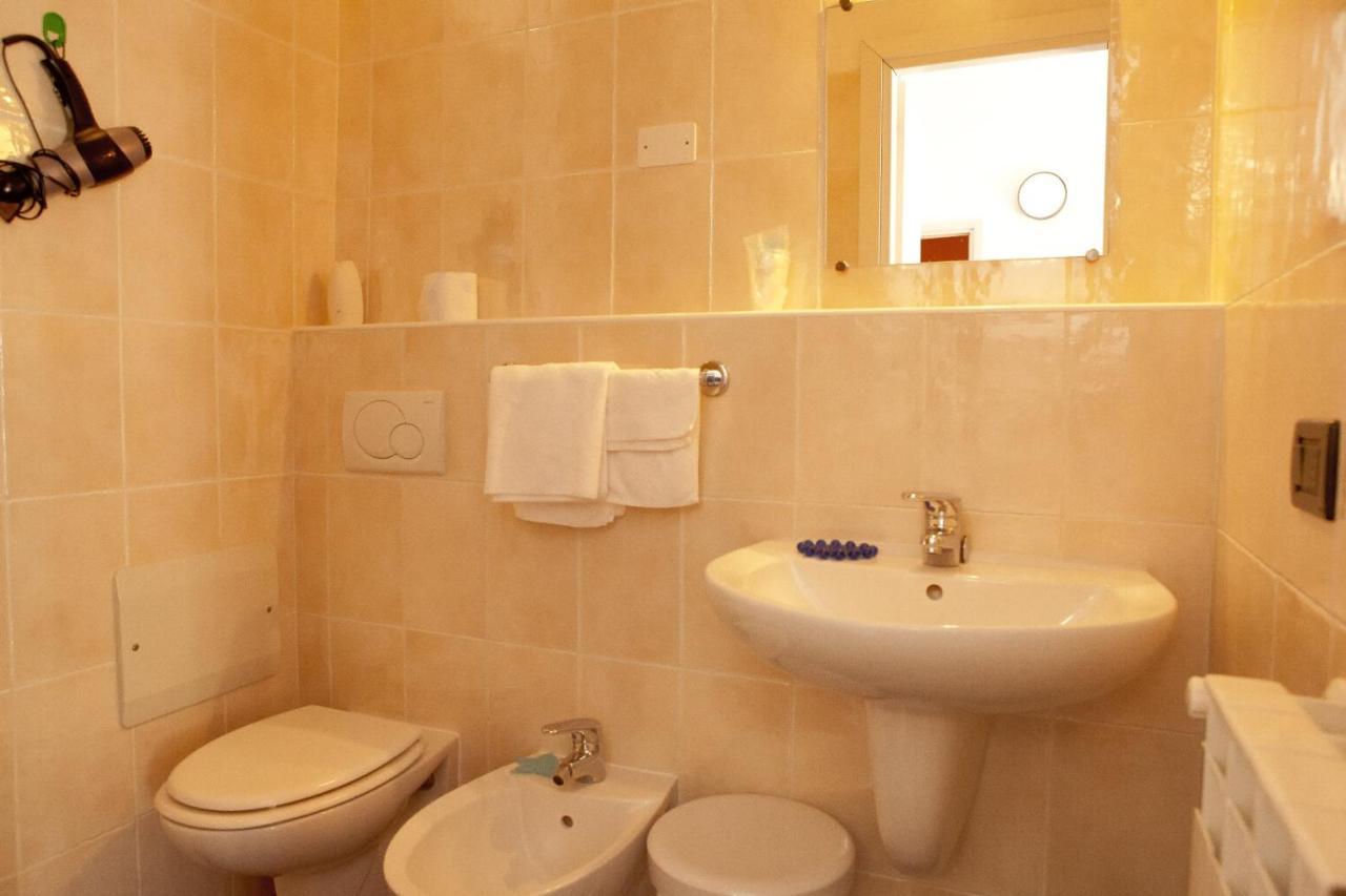Hotel Della Piazzetta Varazze Bagian luar foto